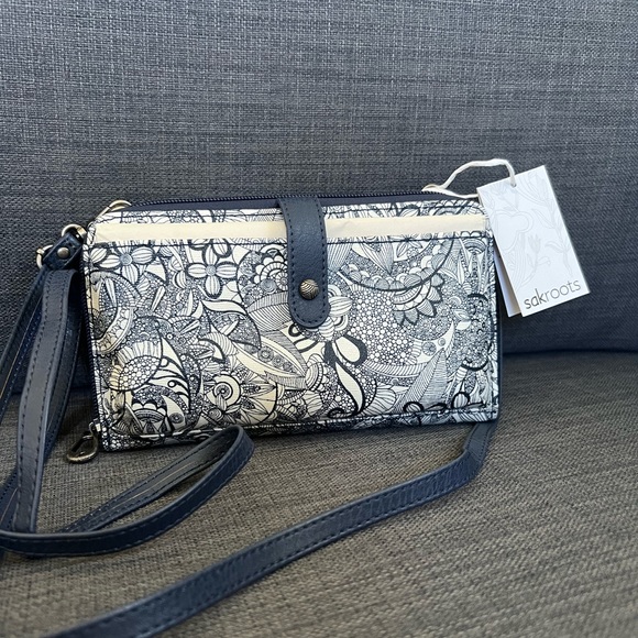 Sakroots Handbags - SAKROOTS CONVERTIBLE CROSSBODY WRISTLET WALLET ORGANIZER CASE
